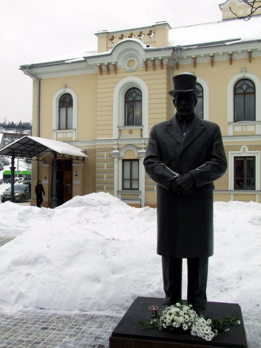 Monument to Antanas Smetonas, first President of Lithuania, in Kaunas [Image: Creative Commons]