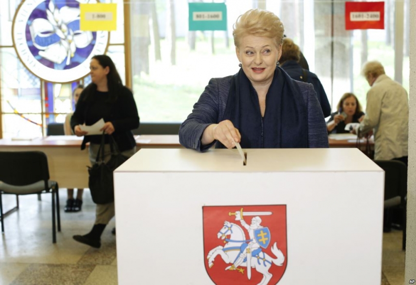 President Dalia Grybauskaite votes in Lithuanian presidential election [Image: voanews.com]