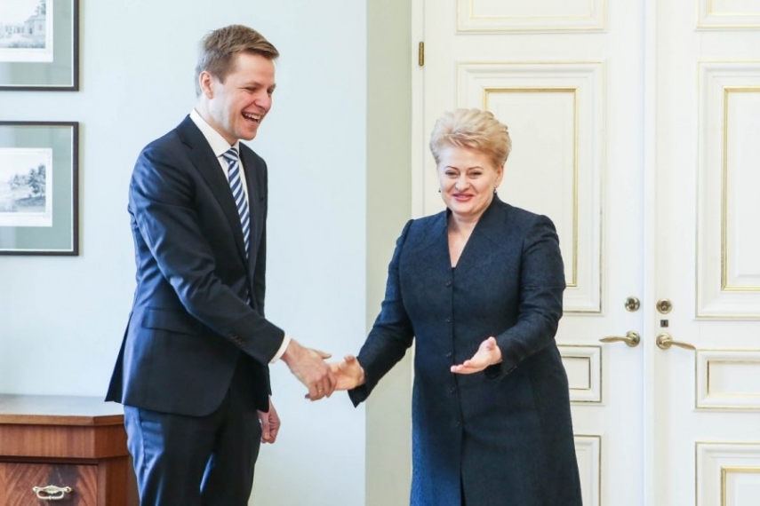 Lithuanian President Dalia Grybauskaite and the newly elected mayor Vilnius, Rimagijus Simasius [Image: delfi.lt]