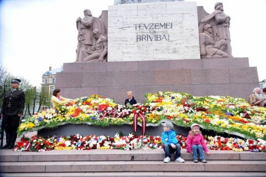 Flowers laid by the Freedom Monument in Riga [Image: parkulturu.lv]