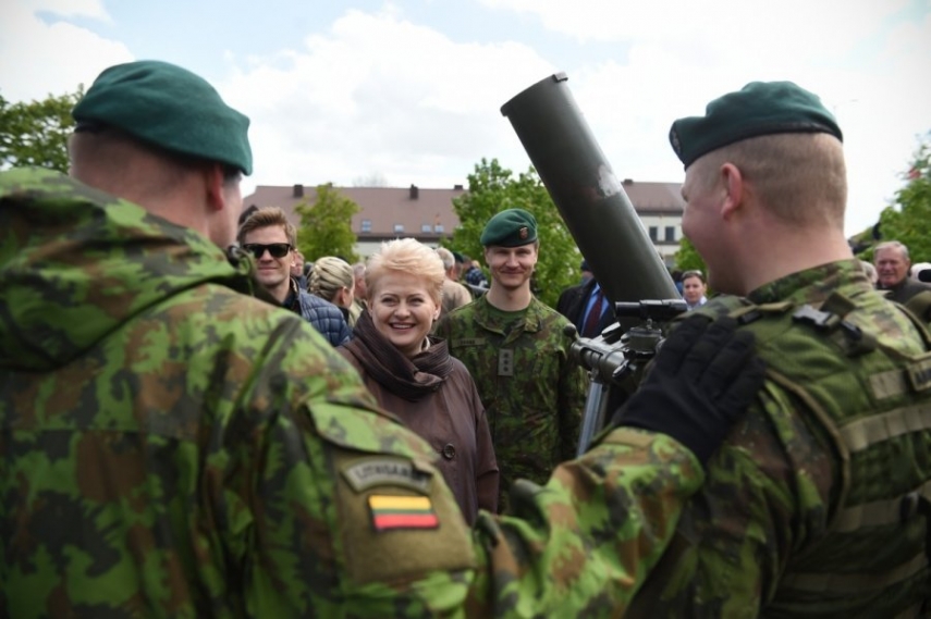 President Dalia Grybauskaite meets soldiers from the Lithuanian army [image: dcdn.lt]