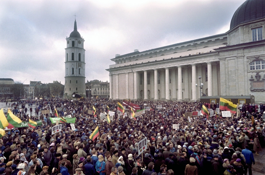 Vilnius during the final days of the Soviet occupation [Image: theatlantic.com]