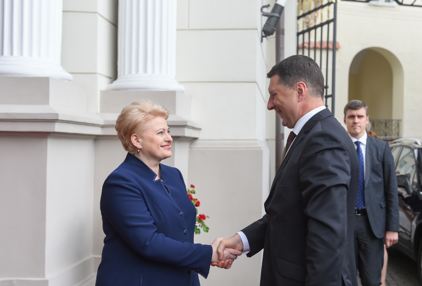 Grybauskaite welcomes Vejonis on his first official trip to Lithuania as Latvian President [Image: LRP.lt]