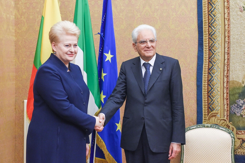 Grybauskaite (left) meets Italian President Sergio Mattarella (right) [Image: lrp.lt]