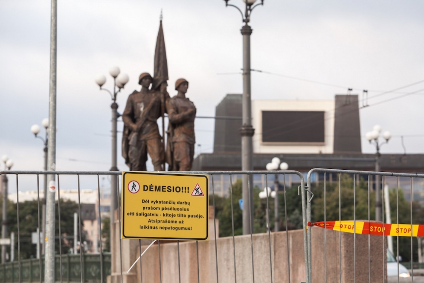 The removal of the Soviet statues from the Green Bridge has started [Image: Vilnius Municipality]
