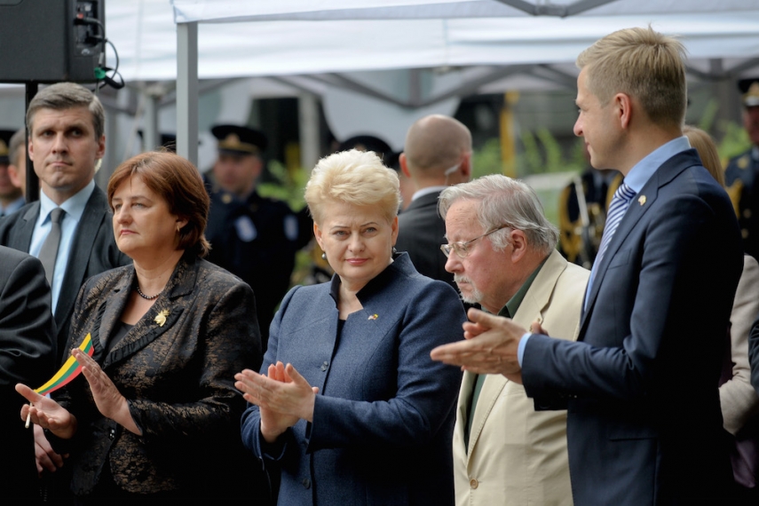 Lithuanian President Dalia Grybauskaite (centre) with Vytautas Landsbergis (centre) and Vilnius Mayor Remigijus Simasius (right) [Image: LRP.lt]