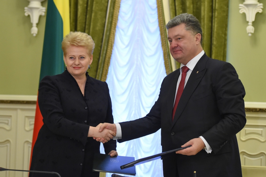 Lithuanian President Dalia Grybauskaite (left) with Ukrainian President Petro Poroshenko (right) [Image: LRP.lt]