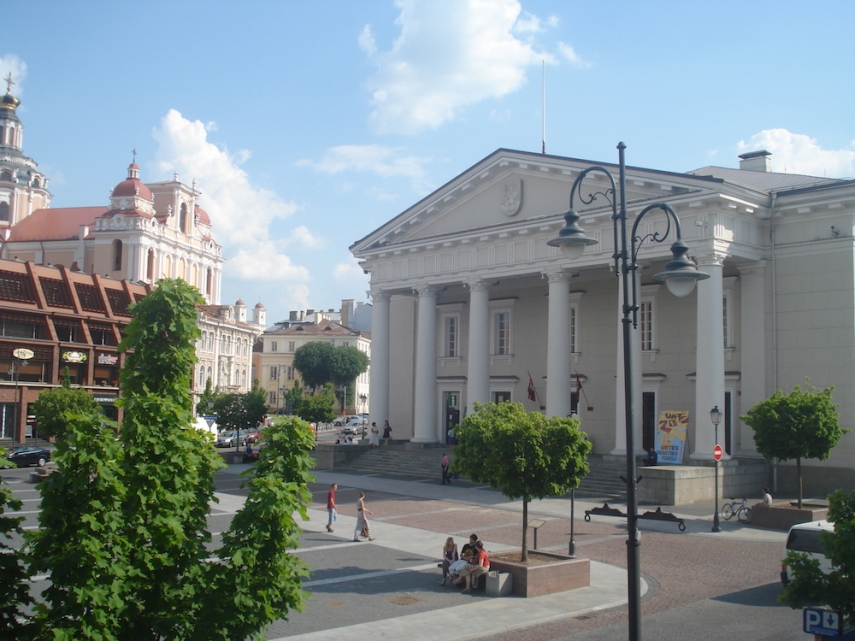 Town Hall Square in Vilnius [Image: Wiki Commons]