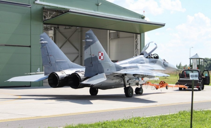 A Polish Air Force fighter jet at the NATO Siaulai base [Image: DELFI.lt]