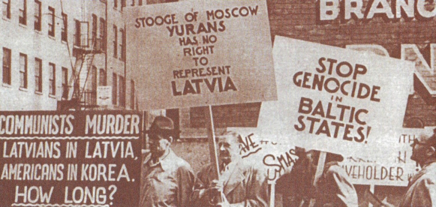 Latvians in exile protesting [Image: LatvianHistory.com]