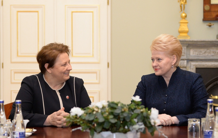 Latvian P.M. Straujuma (left) with Lithuanian President Dalia Grybauskaite (right) [Image: LRP.lt]