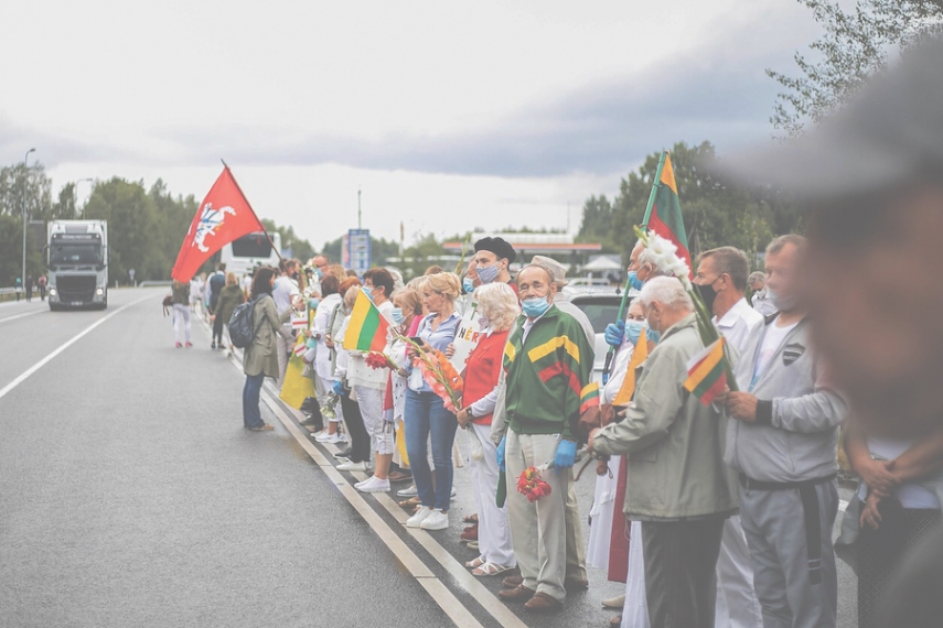 A 32-kilometre human chain from Vilnius to Belarusian border formed