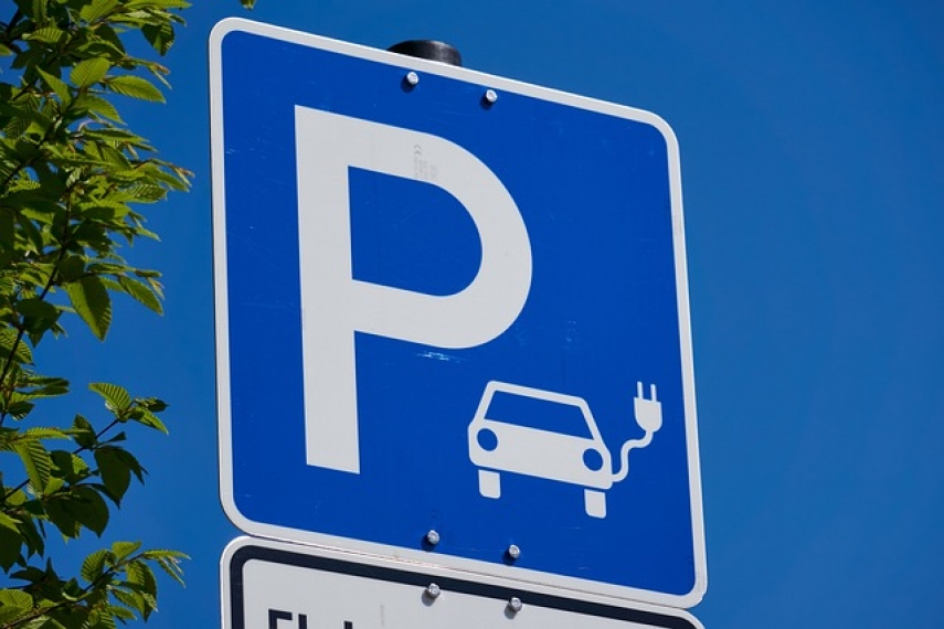 Car dealer: 40 pct of Estonians considering electric or hybrid car