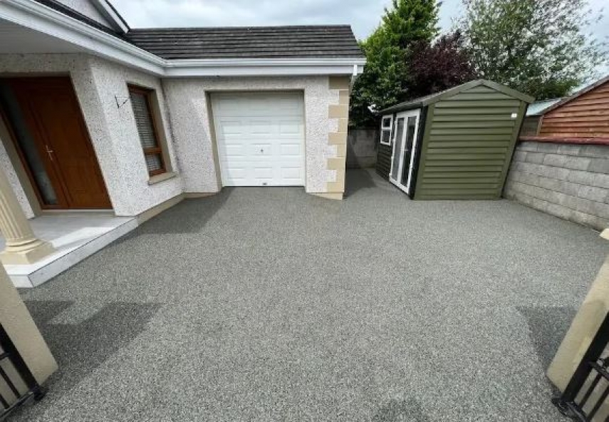 Photo: https://www.drivewaypaving.ie/services/resin-driveways