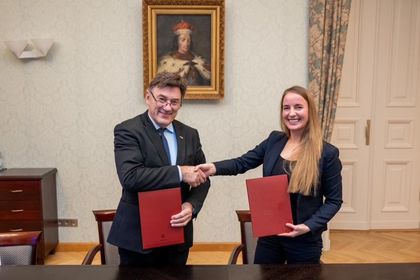 Business and University Cooperation: Set to Jointly Train German-Speaking Employees