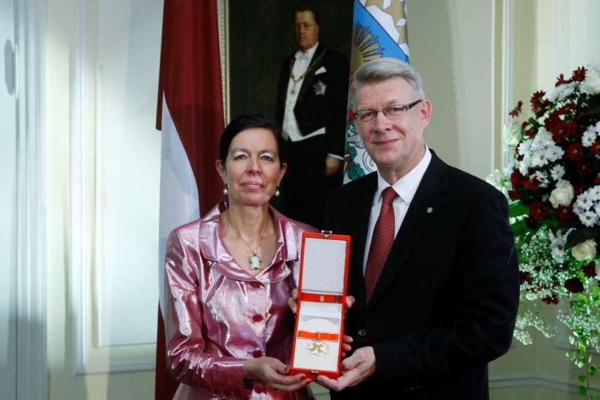 Dr. Sabine Sommerkamp-Homann receives the state award "The Cross of Recognition" from Latvia`s President Valdis Zatlers (Photo by the Chancery of the President of the Republic of Latvia)