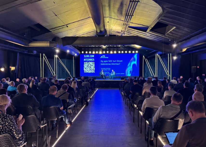 Photo: Tautvydas Jasinskas and Povilas Kaminskas discuss at the annual conference “IT CONNECTED” in 2025