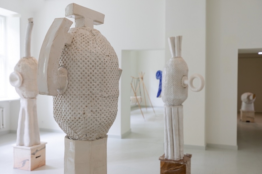 A new sculpture exhibition by Mindaugas Navakas at the Radvila Palace Museum of Art of the LNMA invites to revisit our take on history and time