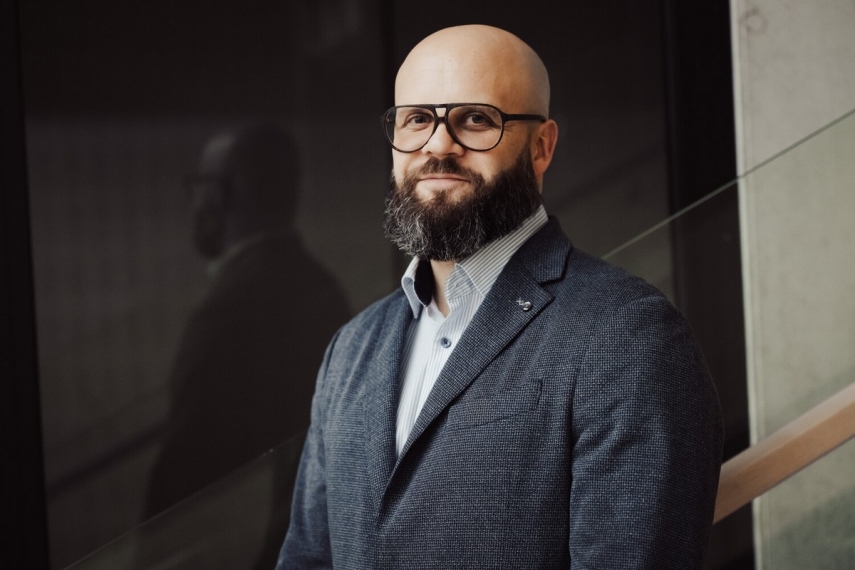 Between Gratitude and Distance: Living Among Strangers