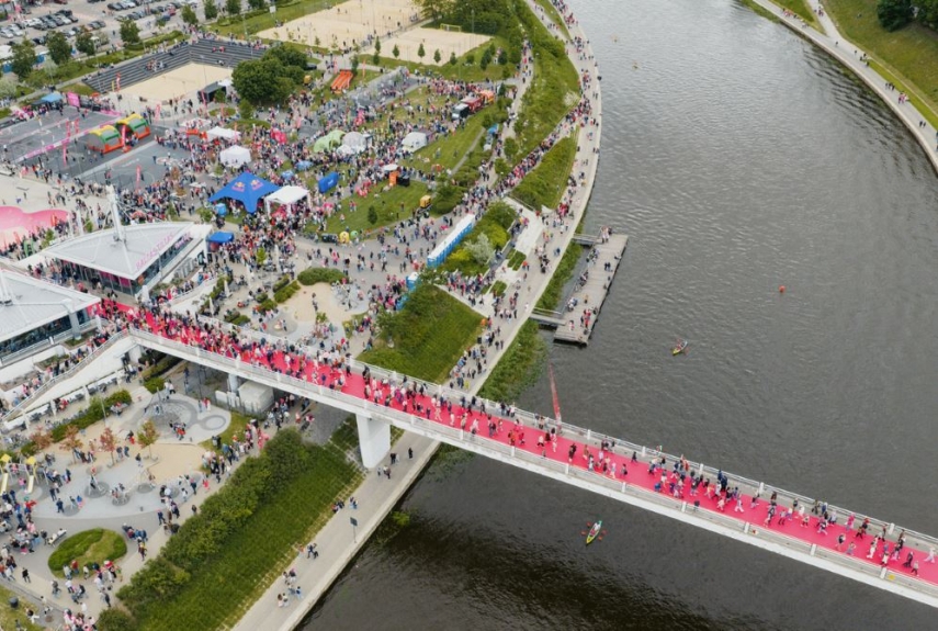 3.3 tons of kefir: Vilnius goes all-in on massive Pink Soup Festival